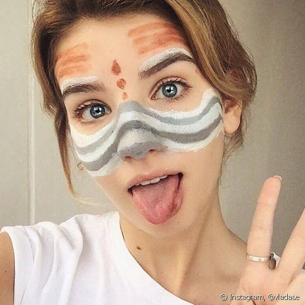 A selfie com máscara facial costuma ser bem alegre, divertida e colorida (Foto: Instagram @vladaae)